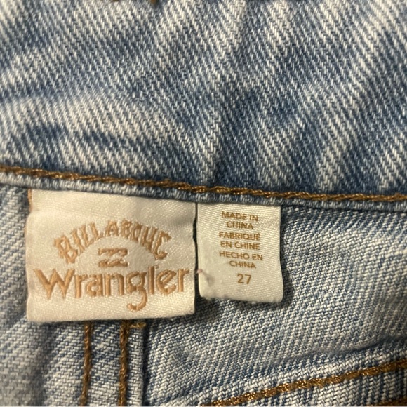 WRANGELR AND BILLABONG: Shorts size 27. Used but still in good condition - Picture 2 of 7